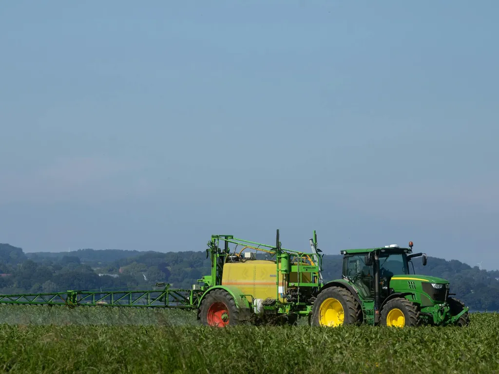 jardiniers-pulverisant-des-pesticides